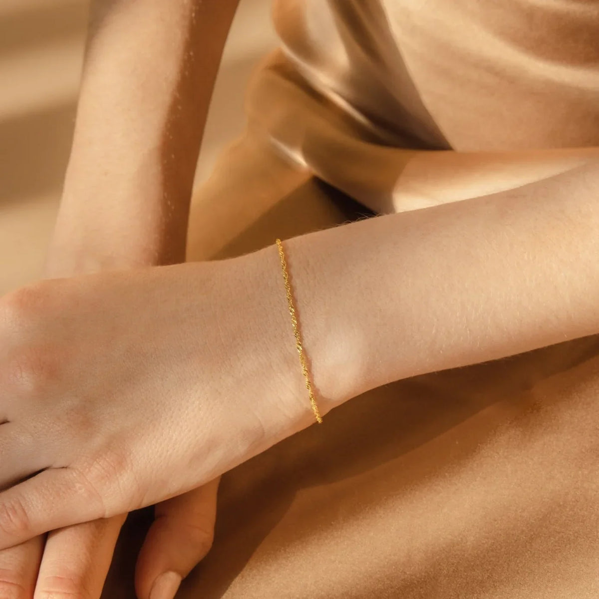 Minimalist Twist Bracelet in gold