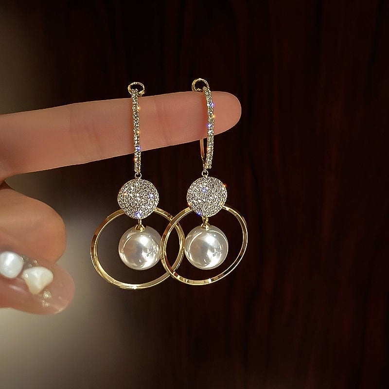 Earrings with high-quality cultured pearls