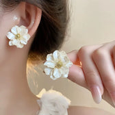 Chic flower earrings made of white acrylic