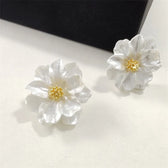 Chic flower earrings made of white acrylic