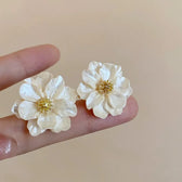 Chic flower earrings made of white acrylic
