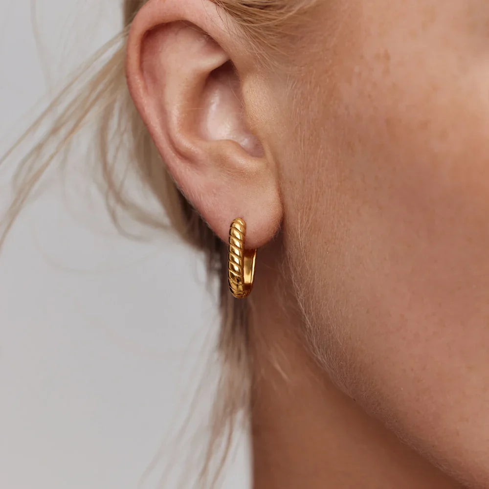 Essential Twist Huggies in gold